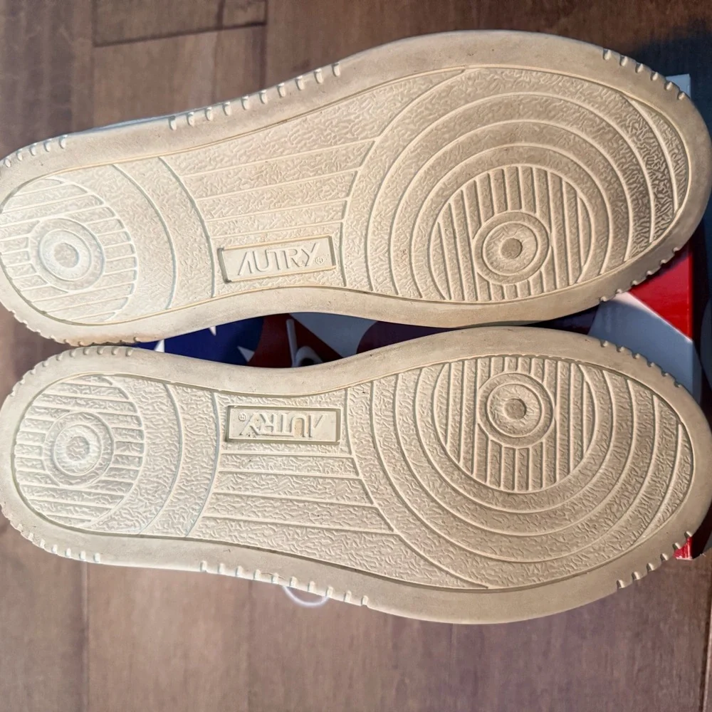 Autry Women's Medalist Low Silver Sneakers 6 - Picture 7 of 11